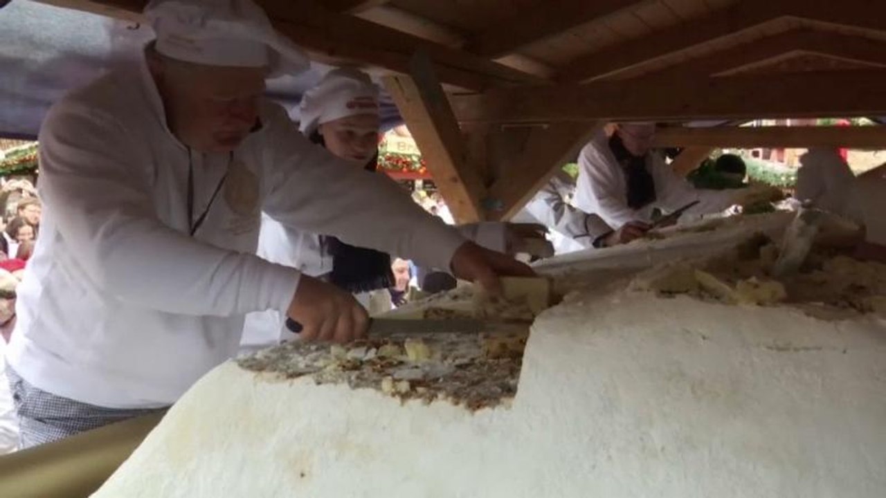 Marching band parades giant Christmas cake at German Christmas market