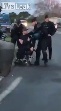 Un handicapé en fauteuil renversé par un CRS - Gilets Jaunes