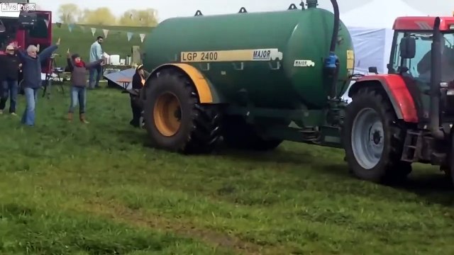 Ce fermier répand du lisier sur des forains