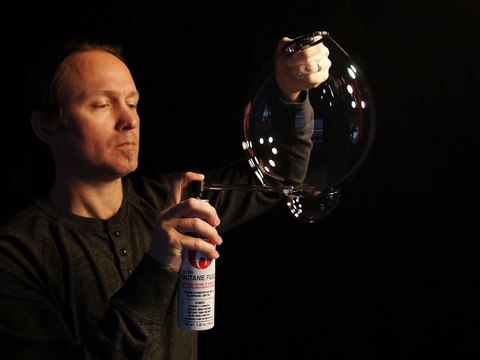 Il crée une tornade enflammée dans une bulle géante ! rêve d'enfant !