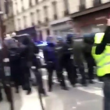 #GiletsJaunes : ils dansent en fanfare face aux CRS à Paris