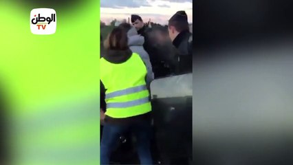 Скачать видео: غضب من تعامل الشرطة الفرنسية مع شخص من ذوي الاحتياجات الخاصة