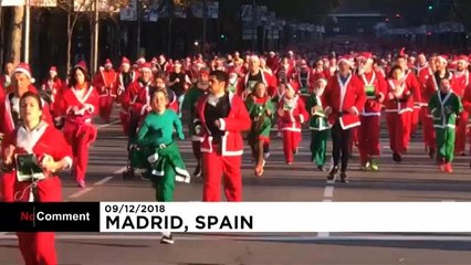 Des milliers de père noël envahissent les rues de Madrid