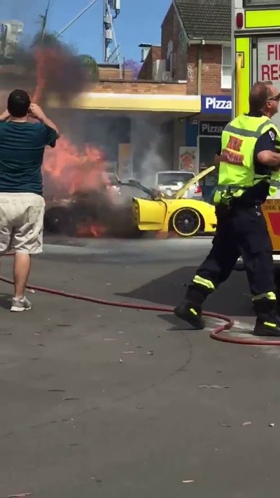 Sa FERRARI part en fumée en pleine rue
