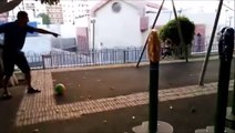 Ce papa met son gamin KO... ballon en pleine tête