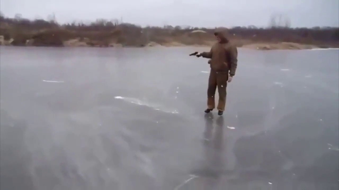 Il tire sur un lac gelé avec un pistolet. Ce qui se passe est Dingue