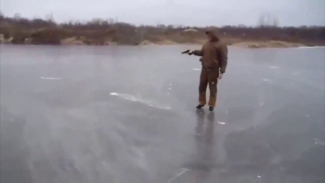 Il tire sur un lac gelé avec un pistolet. Ce qui se passe est Dingue