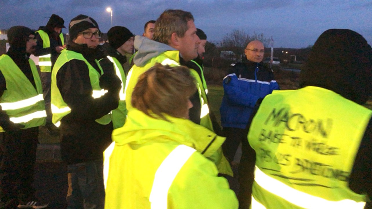 Barrage filtrant des Gilets jaunes devant la base logistique d’Intermarché