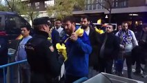 La Polícía retiró los pañuelos amarillos a la afición de Boca a la entrada al Santiago Bernabéu