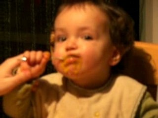 Premier repas d'Alix à table