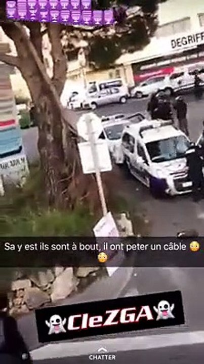 Des policiers surpris en train de casser leur pare-brise de leur voiture.