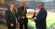 Galatasaraylı Taraftarlar, Çaykur Rizespor Başkanına Plaket Verilmesine Sinirlendi