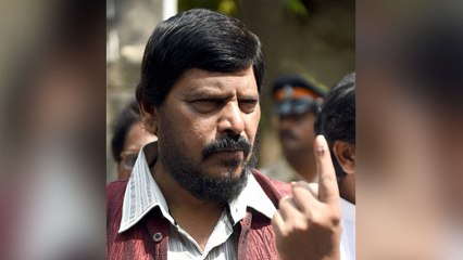 Ramdas Athawale को युवक ने जड़ा थप्पड़, हिरासत में लिया गया आरोपी | वनइंडिया हिन्दी
