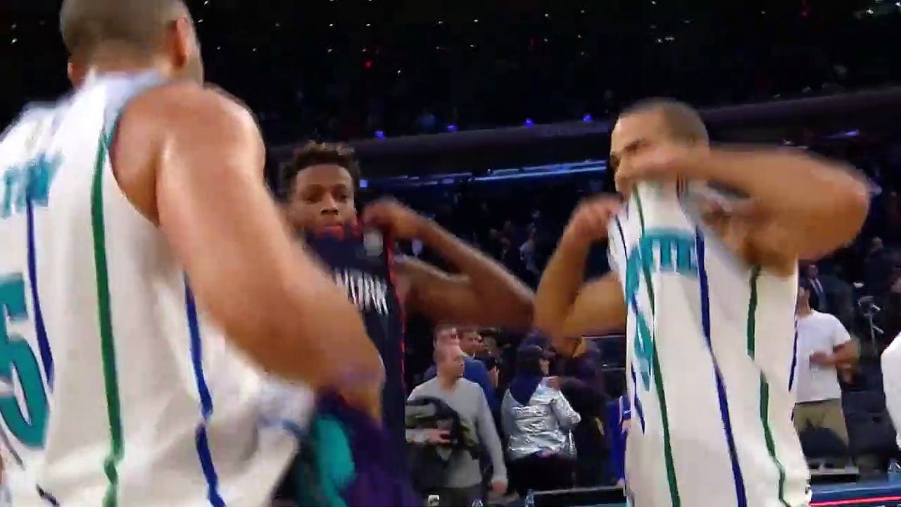 Tony Parker, Nicolas Batum et Frank Ntilikina échangent leurs maillots