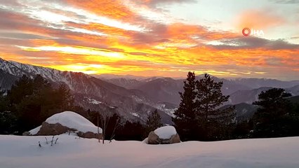 Buz Tutan Göle Eşsiz Gün Batımı Manzarasında Ulaştılar