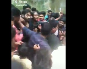 விஜய் சேதுபதியை சுற்றி வளைத்த ரசிகர்கள்-வீடியோ