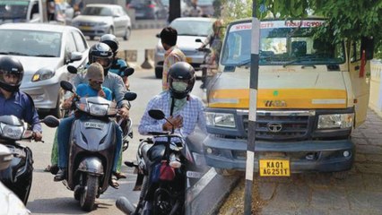 ಕಾನೂನು ಪಾಲನೆ ಮಾಡಬೇಕಾದ ಪೊಲೀಸರಿಂದಲೇ ಕಾನೂನು ಉಲ್ಲಂಘನೆ! | Oneindia Kannada