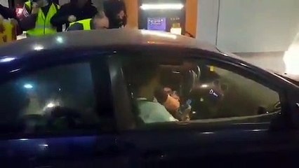 A pesar de que los CDR deciden levantar las barreras, este buen hombre decide cumplir con sus obligaciones y paga el peaje. Cuál es la reacción de los