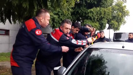 Otomobilde mahsur kalan bebek kurtarıldı - ADANA