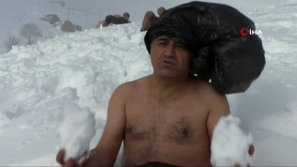 Temiz bir dünya için 2800 rakımda kar banyosu yaptılar