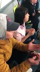 Un fils fait une surprise à sa mère