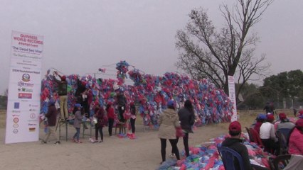 Au Népal, des écoliers réalisent une sculpture de la mer Morte avec des sacs en plastique