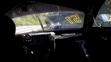 Video herunterladen: VÍDEO: Renault R.S.01 vs Mercedes AMG GT3, batalla total en Nürburgring ¡con adelantamiento incluido!