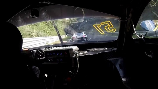 VÍDEO: Renault R.S.01 vs Mercedes AMG GT3, batalla total en Nürburgring ¡con adelantamiento incluido!