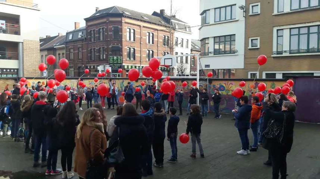 La Louvière : Un lâcher de ballons dans les écoles pour la Journée des Droits de l'Homme