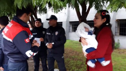 Kapısı kilitlenen otomobilde mahsur kalan bebek kurtarıldı