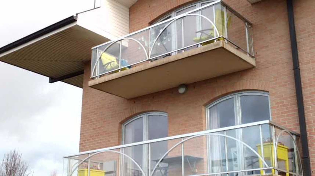 Les impacts de balles sur la façade d'un appartement à Dottignies