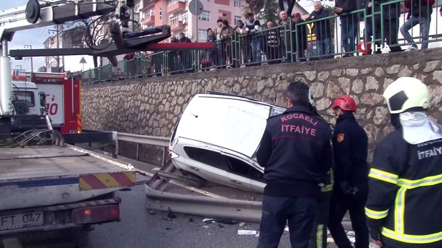 Halk otobüsü ile otomobil çarpıştı: 3 yaralı