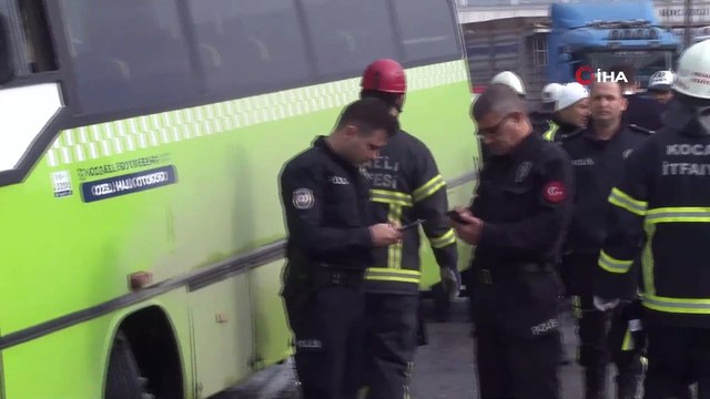 Kocaeli'de Trafik Kazası! Halk Otobüsü ile Otomobil Çarpıştı: 3 Yaralı