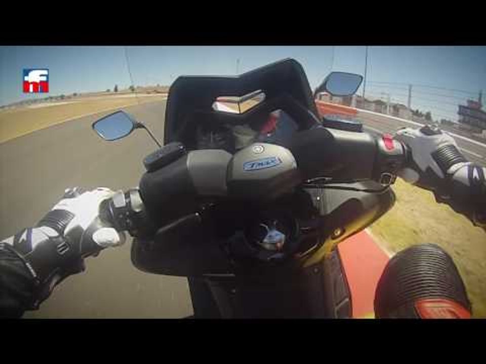 Yamaha TMAX 530 al límite en el circuito de Alb...