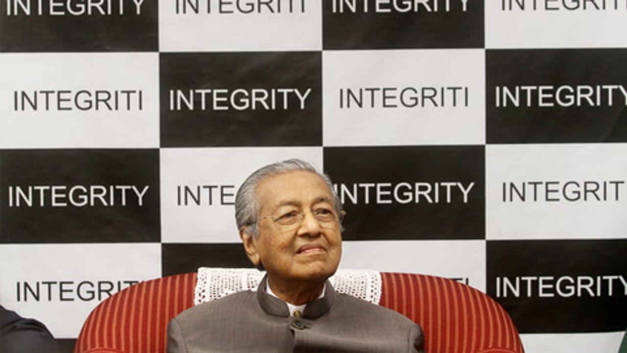 Malaysia to keep vessels in disputed waters while talks ongoing with S'pore, says Dr M