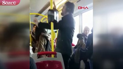 Belediye otobüsünde dans eden genç gülümsetti