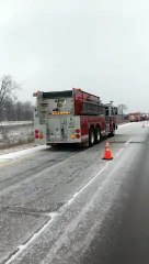 Un camion glisse sur une route verglacée