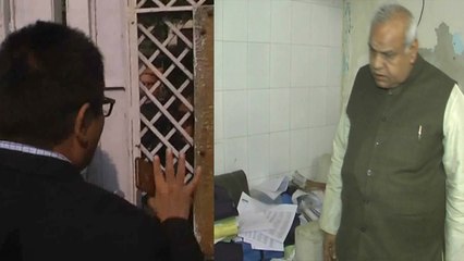 योगी के मंत्री को कर्मचारियों ने बनाया बंधक, पुलिस बुलाने पर हुई रिहाई