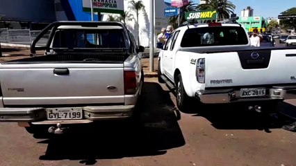 Caminhonetes se envolvem em batida na Avenida Brasil