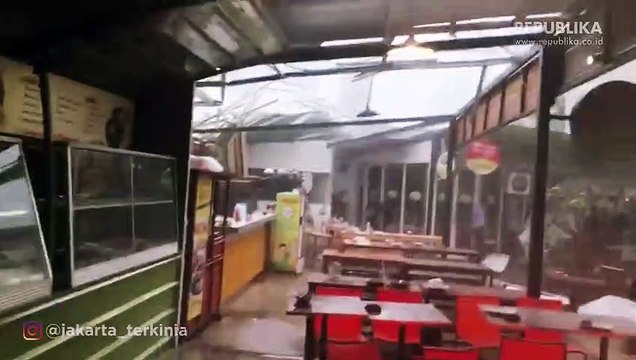 Angin Kencang Terjang Kawasan Kuliner di Jakarta Selatan