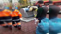 Kağıt Toplayıcısı Yer Altı Çöp Konteynerında Mahsur Kaldı