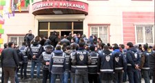Son Dakika! HDP Diyarbakır İl Binasına Yapılan Polis Operasyonunda Çok Sayıda Kişi Gözaltına Alındı