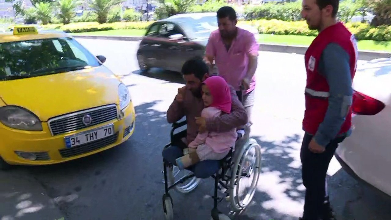 Flüchtlingsmädchen kann endlich selber laufen – auf Prothesen