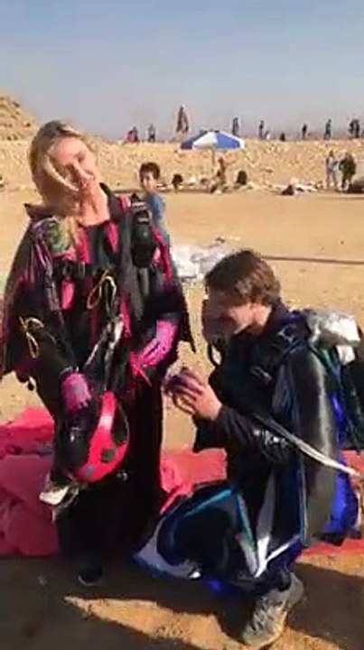 فى مشهد مؤثر.. سائح يتقدم لخطبة صديقته عند سفح الهرم