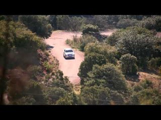 Úrsula Corberó con el Peugeot 208