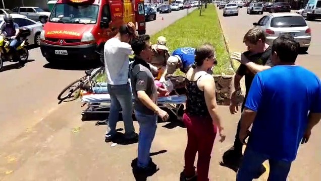 Moto atinge ciclista na Av. Carlos Gomes
