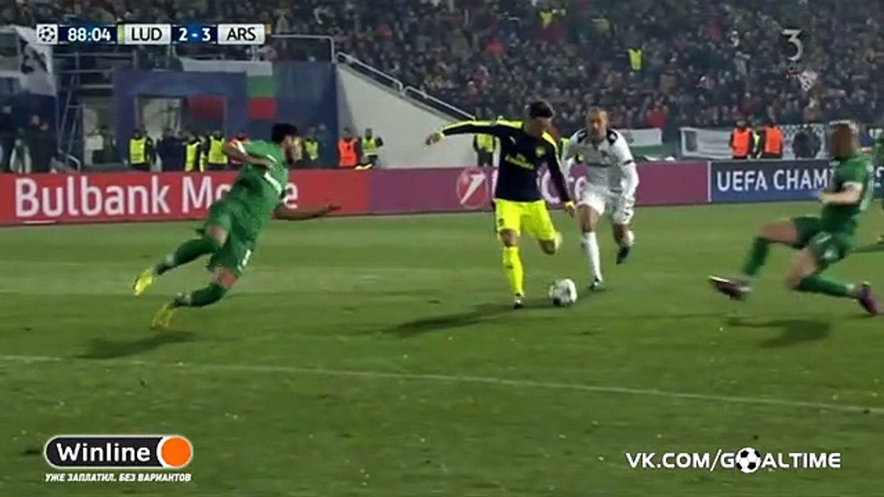 Mesut Özil  çarşafa çeviriyor