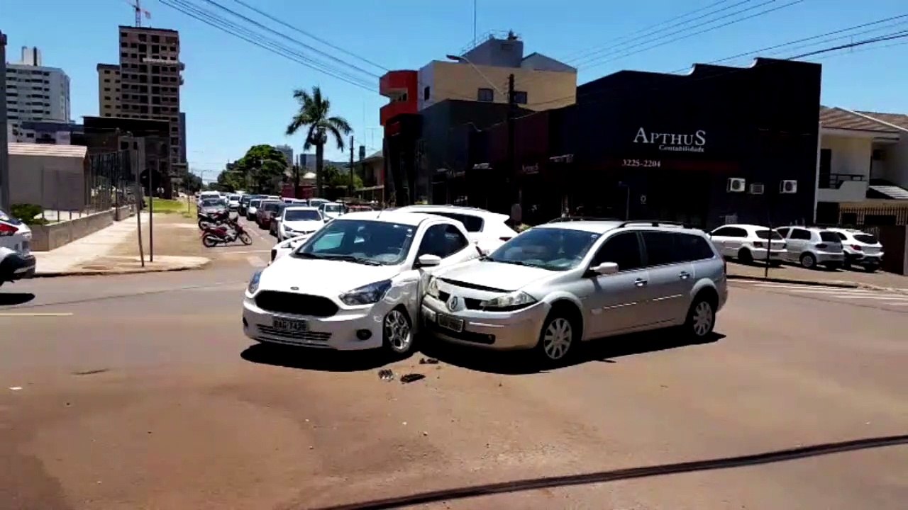 Carros batem na Rua Recife