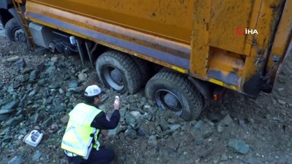 Kaza yapan kamyon tabur komutanlığı duvarına çarpmadan durdu