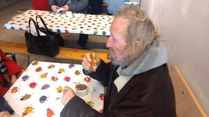 Le cadeau de Noël de trois étudiantes hutoises à un SDF